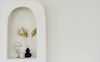 Comment habiller le mur blanc d’un salon ?