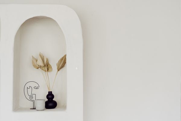 Comment habiller le mur blanc d'un salon