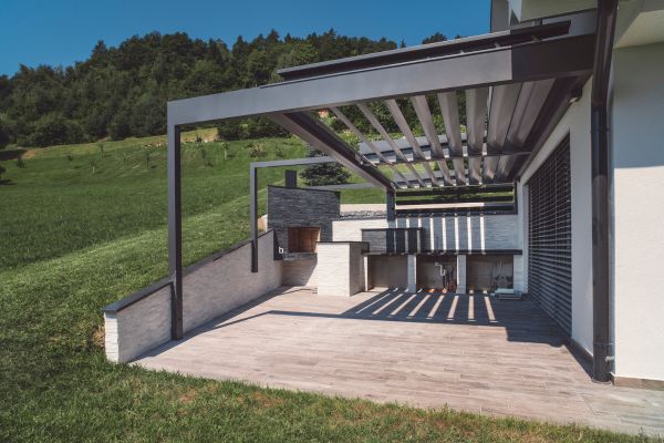 pergola résiste le mieux au vent fort